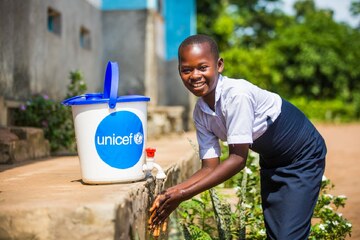 Demokratická republika Kongo. Studentka si myje ruce v kbelíku od UNICEF. ©UNICEF/Tremeau