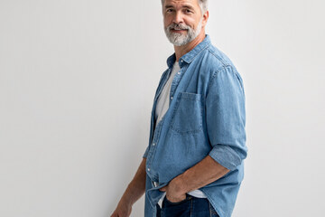 muž v pánské džínové košili