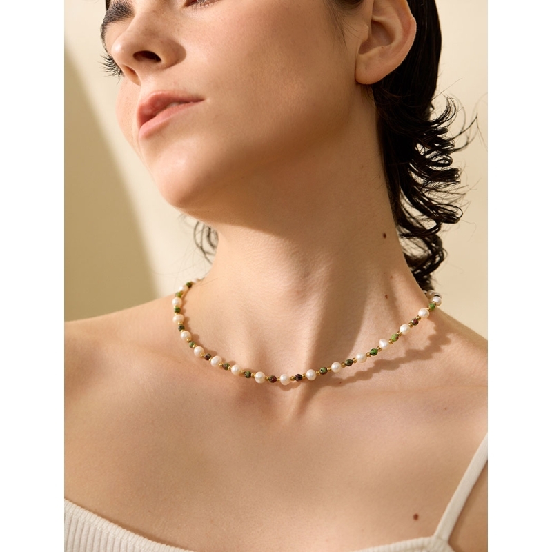 GRACE Jewellery Korálkový náhrdelník sladkovodní perly a epidot, chirurgická ocel