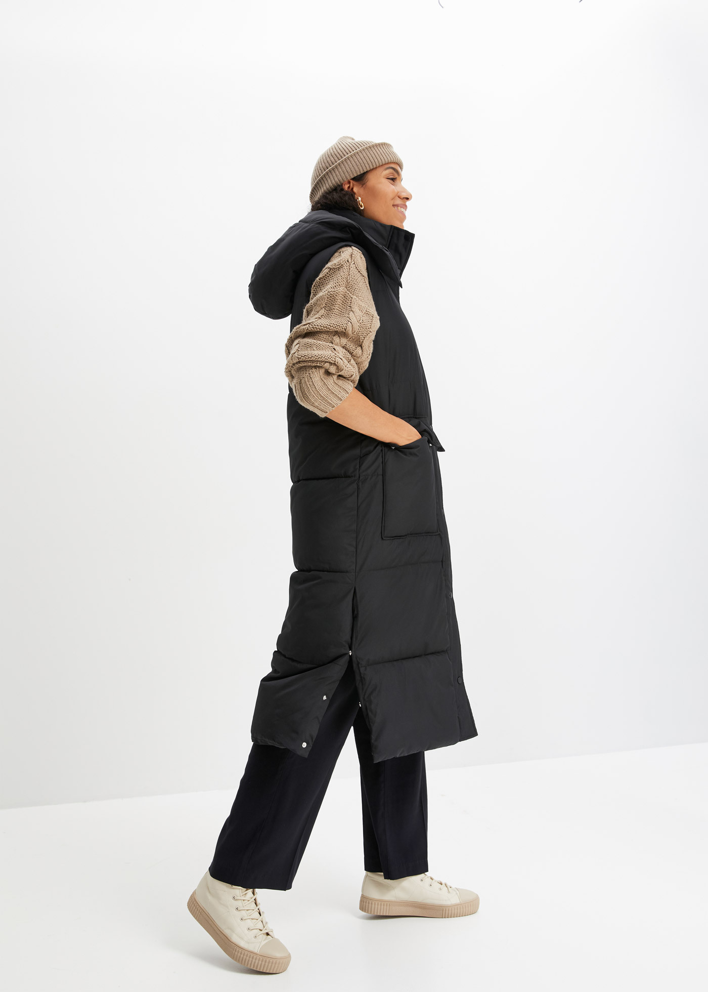 bonprix Vatovaná vesta z recyklovaného polyesteru, s odnímatelnou kapucí černá Žena