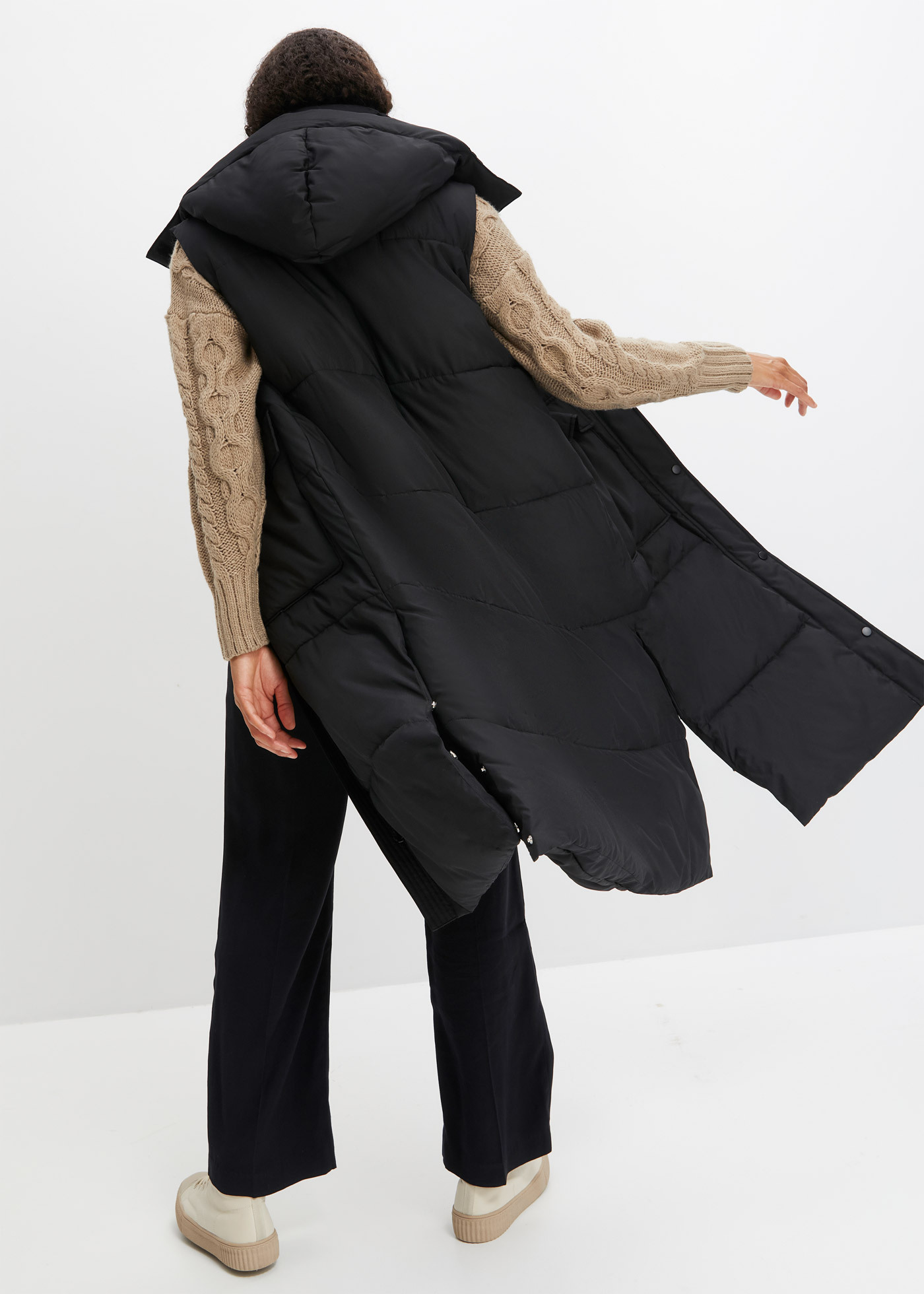 bonprix Vatovaná vesta z recyklovaného polyesteru, s odnímatelnou kapucí černá Žena