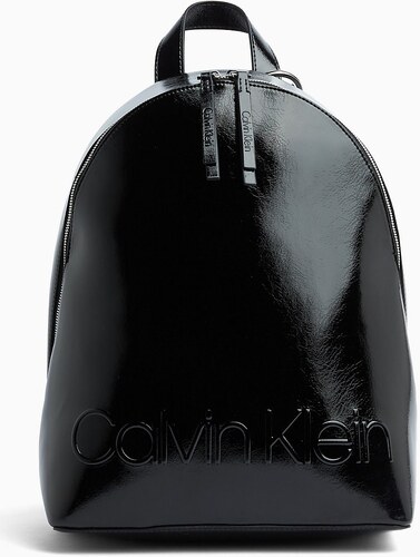 Calvin Klein černý lesklý batoh Edged Backpack Black - GLAMI.cz