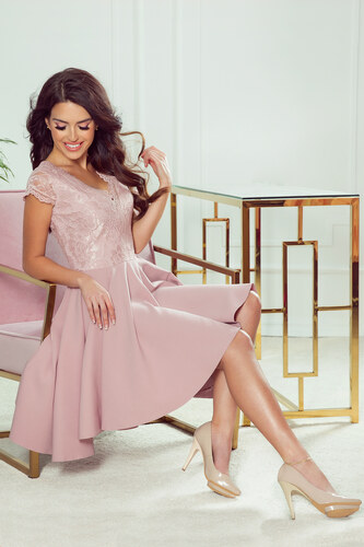 numoco PATRICIA - Dámské šaty v pudrově růžové barvě s delším zadním dílem  a krajkovým výstřihem 300-1 - GLAMI.cz