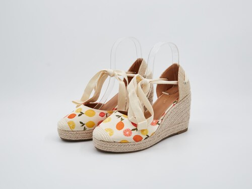 ideal shoes Sandály dámské na klínku s uzavřenou zdobenou špičkou se stuhou  bílo-oranžové Orange - GLAMI.cz