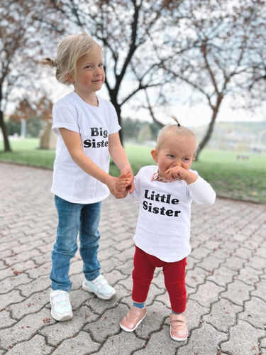 Dívčí tričko s krátkým rukávem s nápisem LITTLE SISTER, bílé I LOVE MILK -  GLAMI.cz