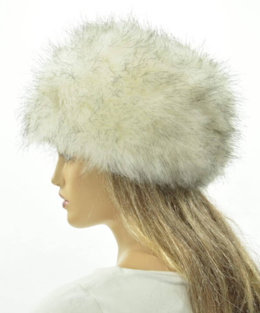 Woolnil Bílá čepice s umělou kožešinou – elegantní a hřejivá