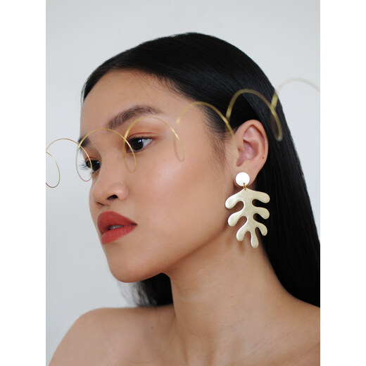 Benu Made Gold leather Matisse-inspired earrings - GLAMI.cz