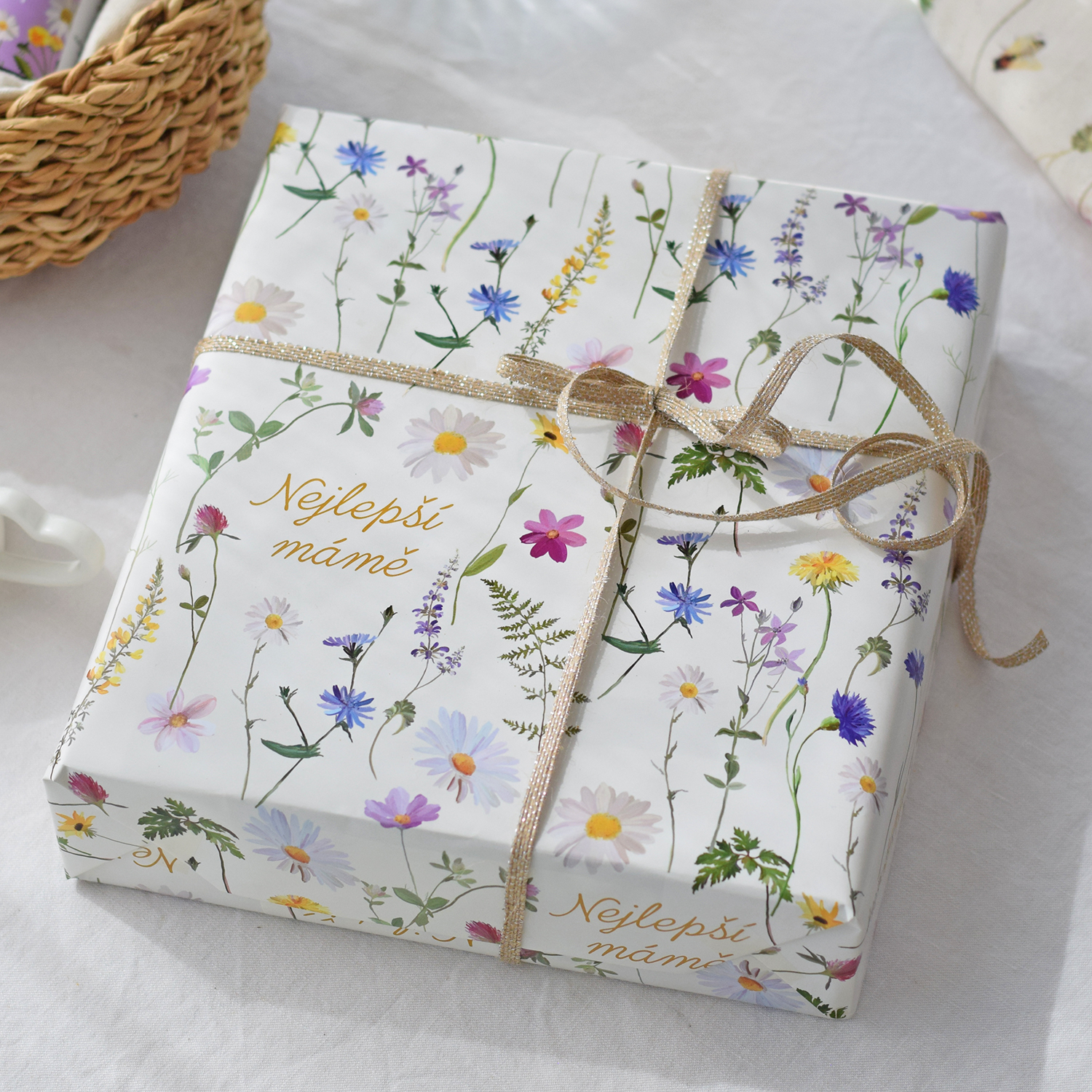 HOUSEDECOR Balicí papír s květinami- Nejlepší mámě - set 2 XXL archů