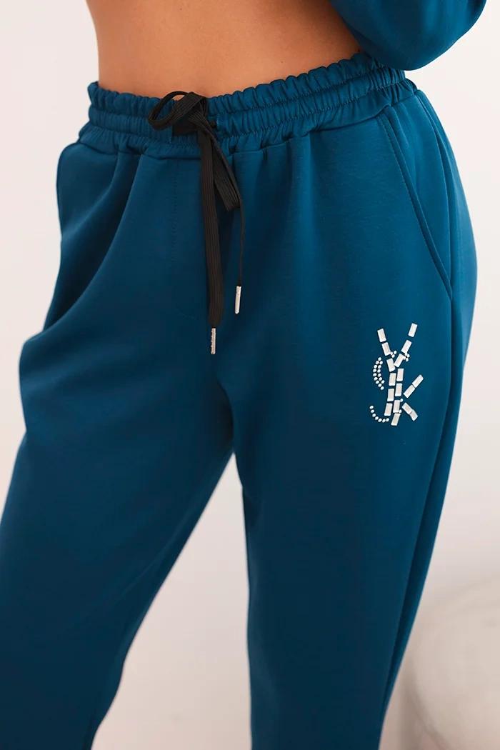 MladaModa Elegantní sportovní komplet saka a tepláků s aplikací model 0222 tmavý tyrkysový