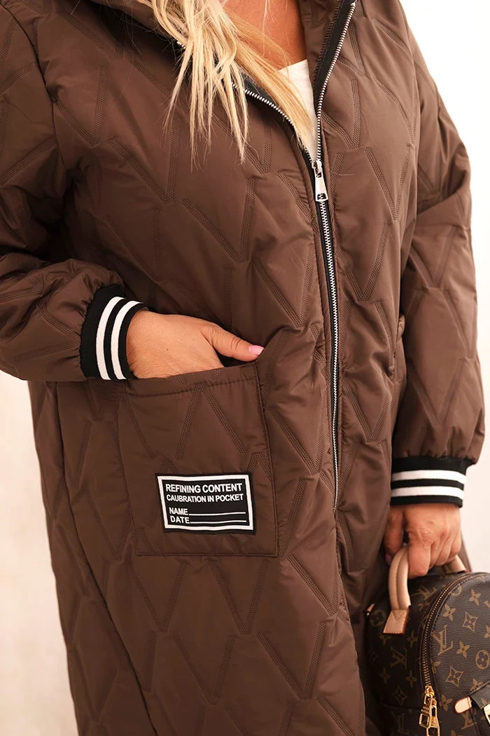 K-Fashion Dámská bunda Plus Size prošívaná s kapucí a sportovními manžetami čokoládová