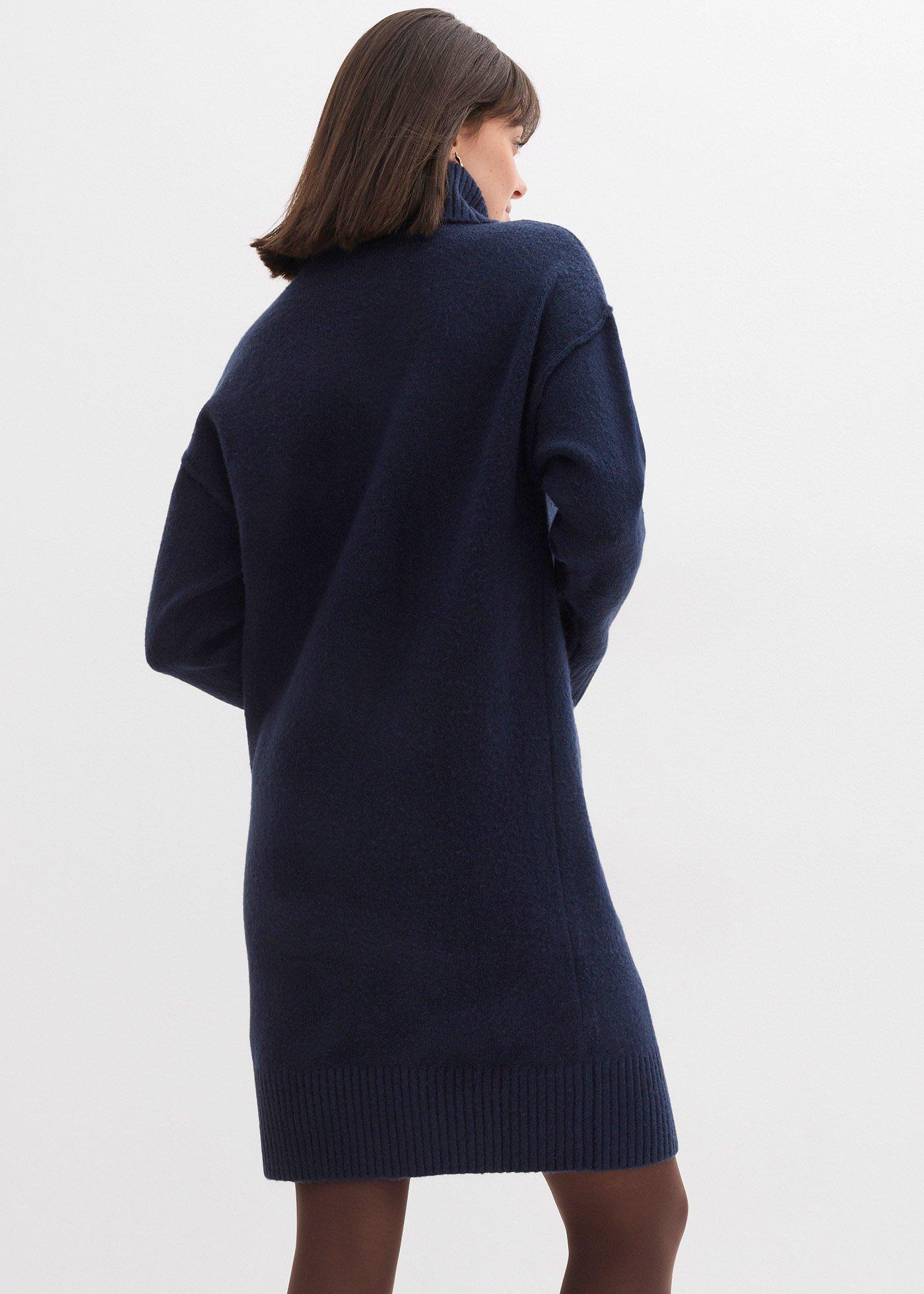 bonprix Pletené šaty s ozdobným švem Modrá