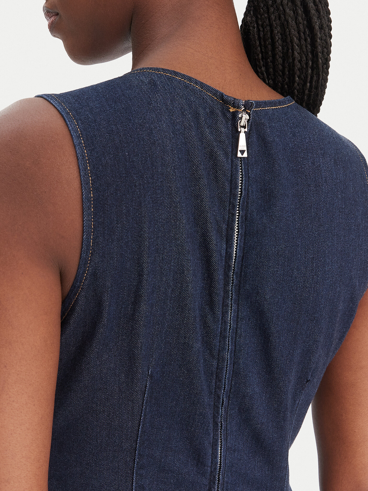 Každodenní šaty Guess