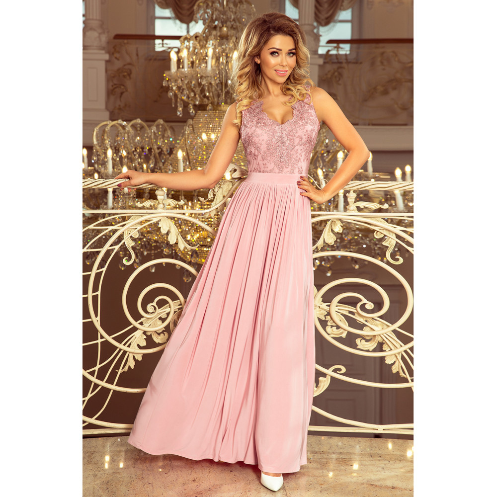 NUMOCO LEA dlouhé šaty bez rukávů s vyšívaným výstřihem – taupe