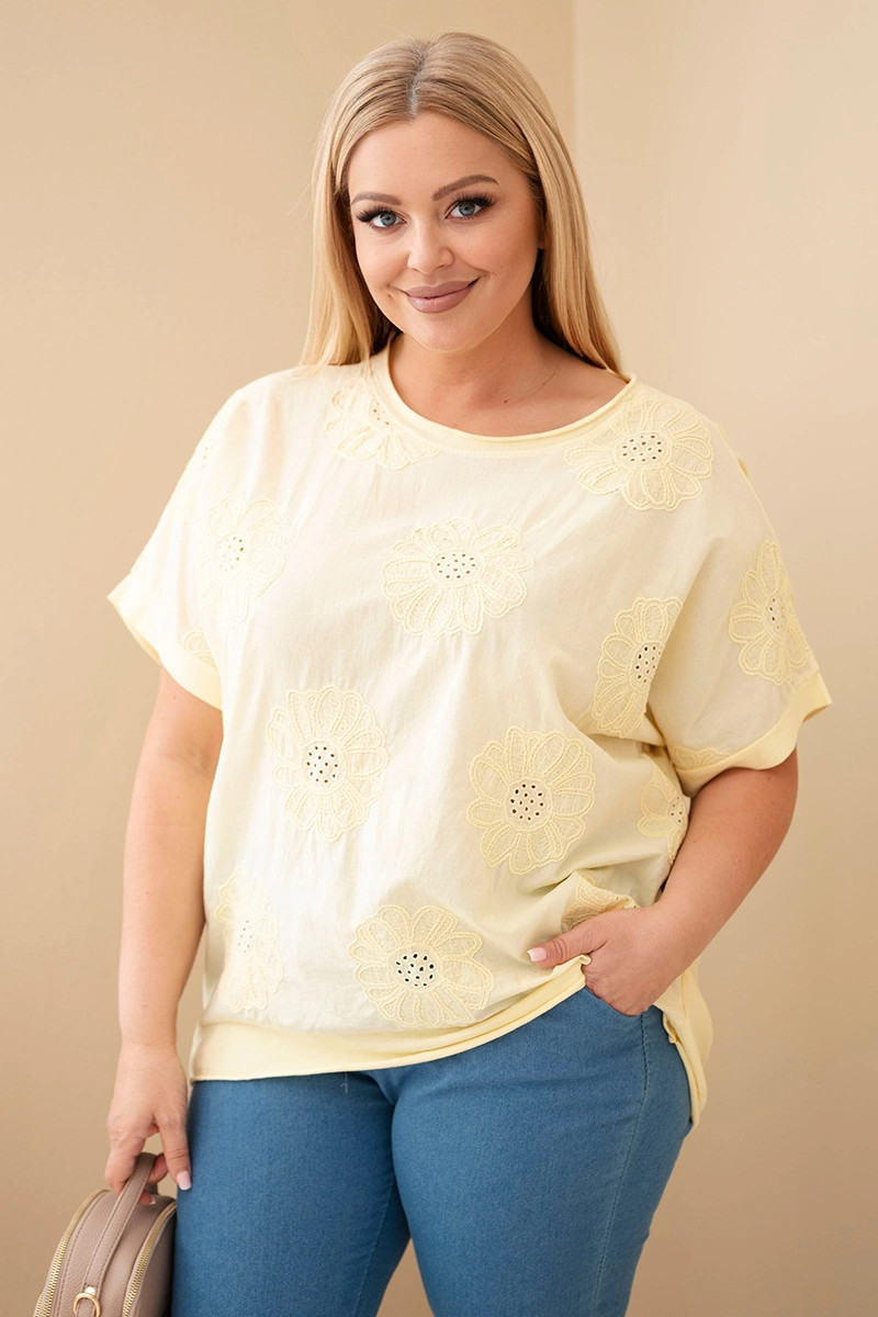 K-Fashion Dámská bavlněná halenka Plus Size s vyšívanými květinami žlutá