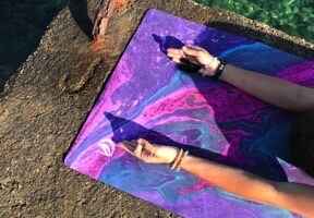 ruce ženy cvičící na barevné jogamatce