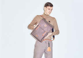 muž s batohem Playbag na rameni