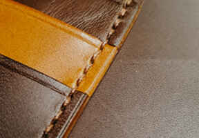 detail stehu na koženém produktu