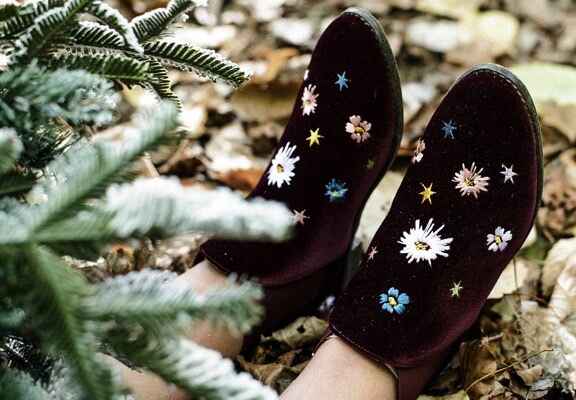 černé boty s kytičkami v lese