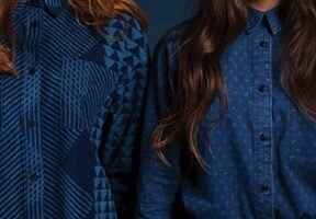 dvě ženy v modrých vzorovaných košilích