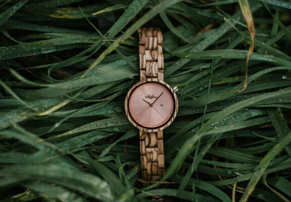 dřevěné hodinky Woowa v zelené trávě