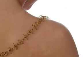 detail šperku na holém rameni ženy