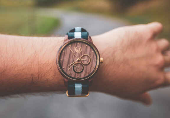 dřevěné hodinky Woodfi na ruce