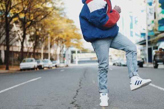 muž na ulici v oblečení adidas