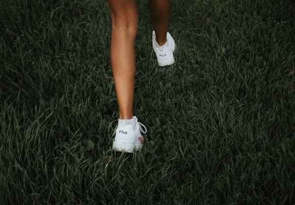 kráčející nohy s botami fila