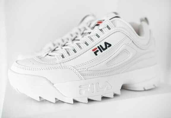 bílé sportovní boty fila