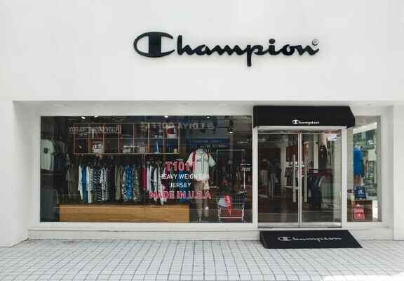 obchod s oblečením champion