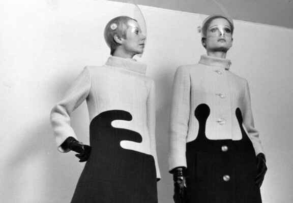 dvě ženy ve vesmírných oblecích Pierre Cardin