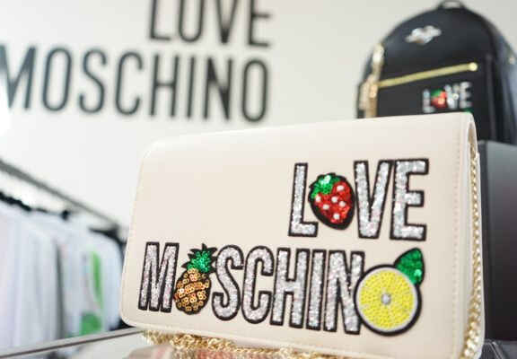 logo love moschino