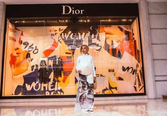 pózující žena před butikem Dior