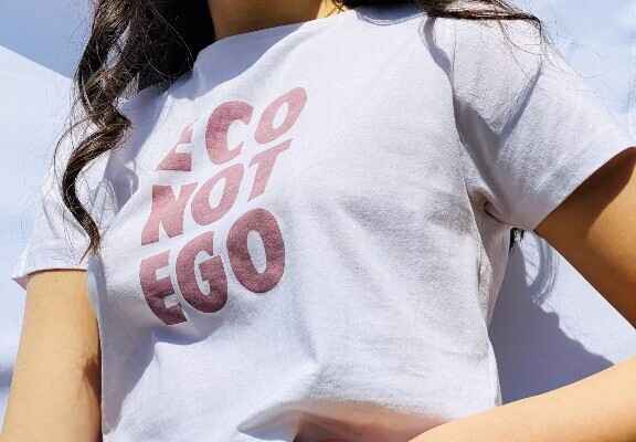 modelka s bílým tričkem eco not ego
