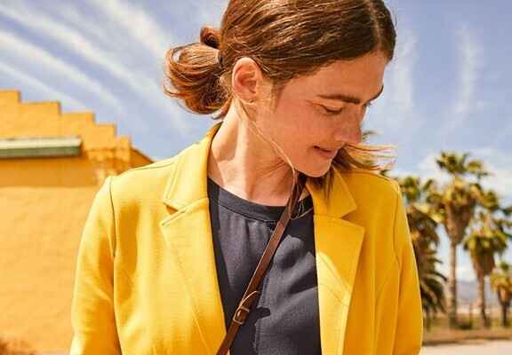 žena ve žlutém saku