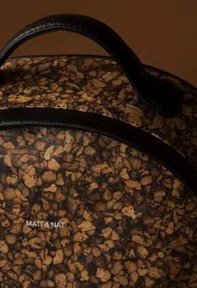Detail korkového batohu značky Matt & Nat