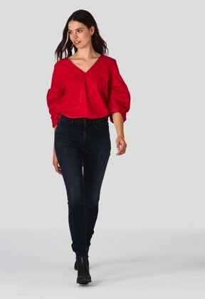 modelka v tmavě modrých džínách a červeném topu