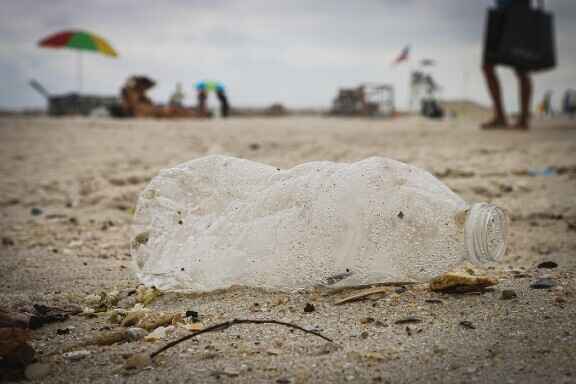 plastová lahev na pláži