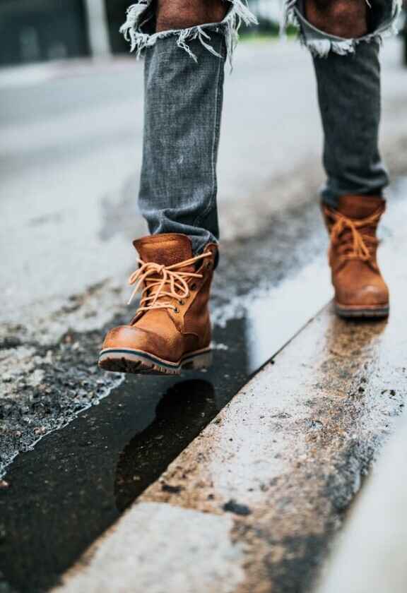 model kráčející po ulici v hnědých botech baťa