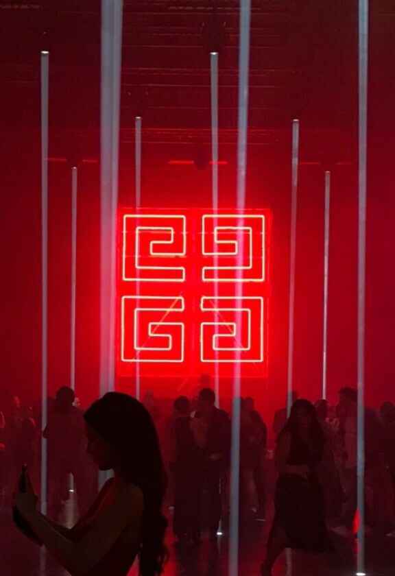 svítící logo Givenchy
