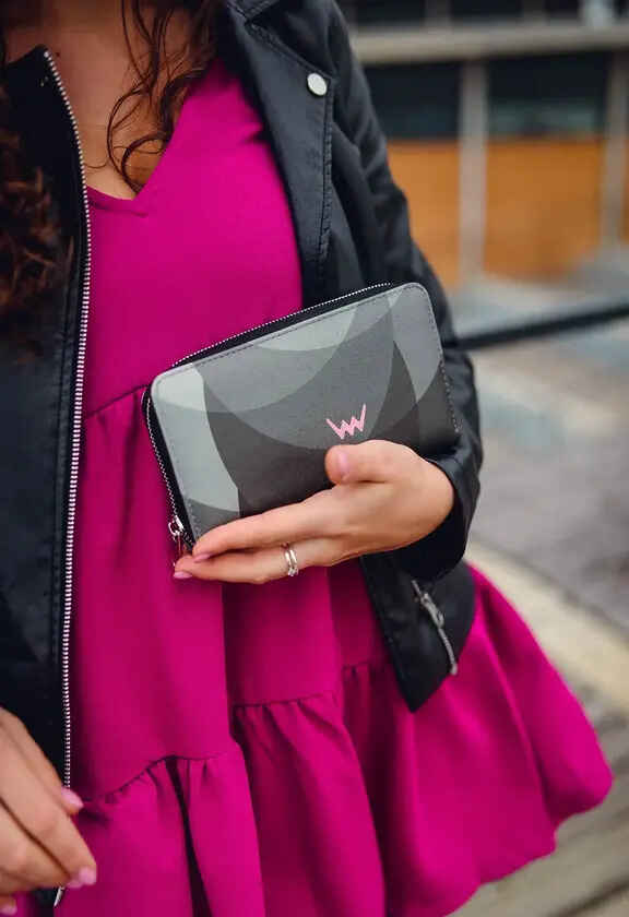 žena drží v rukách černo-šedou Vuch peněženku