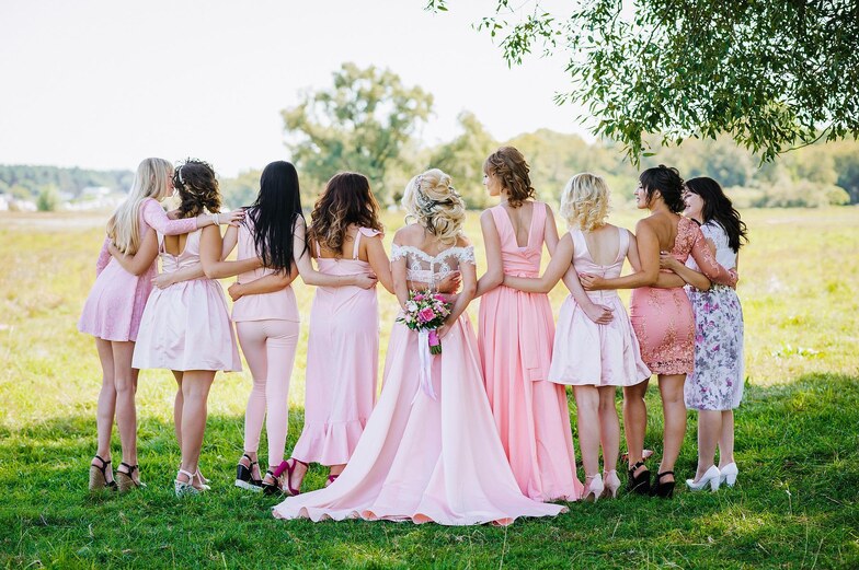 nevěsta s družičkami v růžových šatech na svatbě