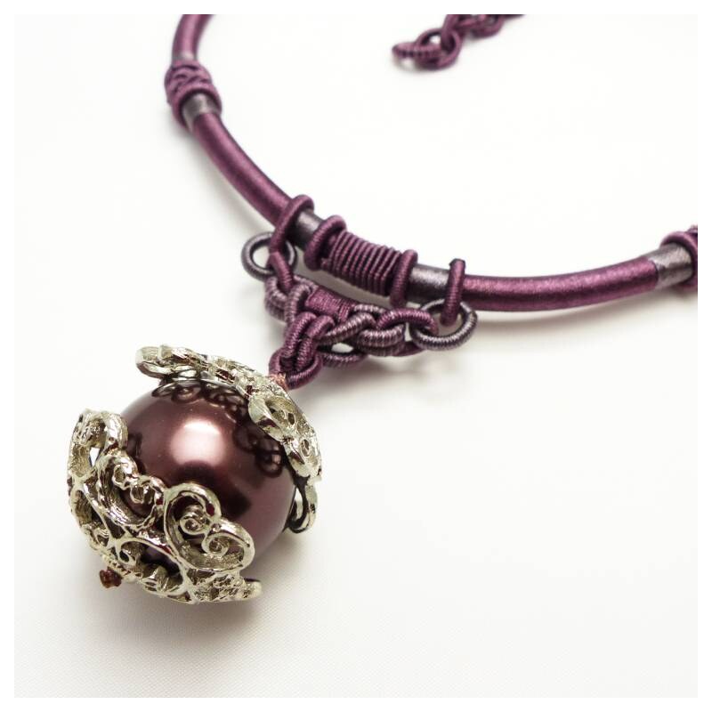 Fialový náhrdelník s perlou