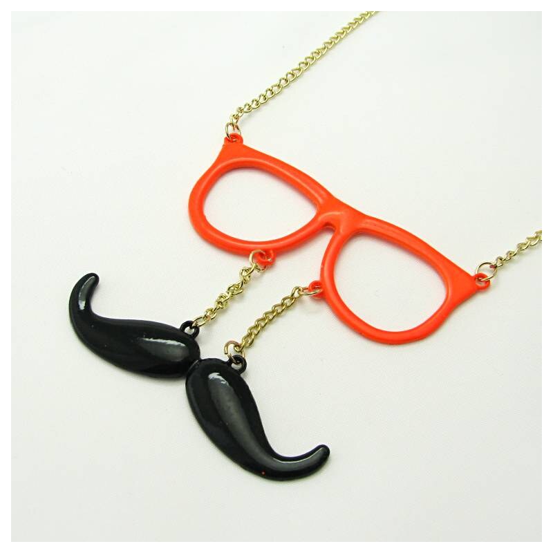 Knír a brýle, dlouhý náhrdelník, oranžový