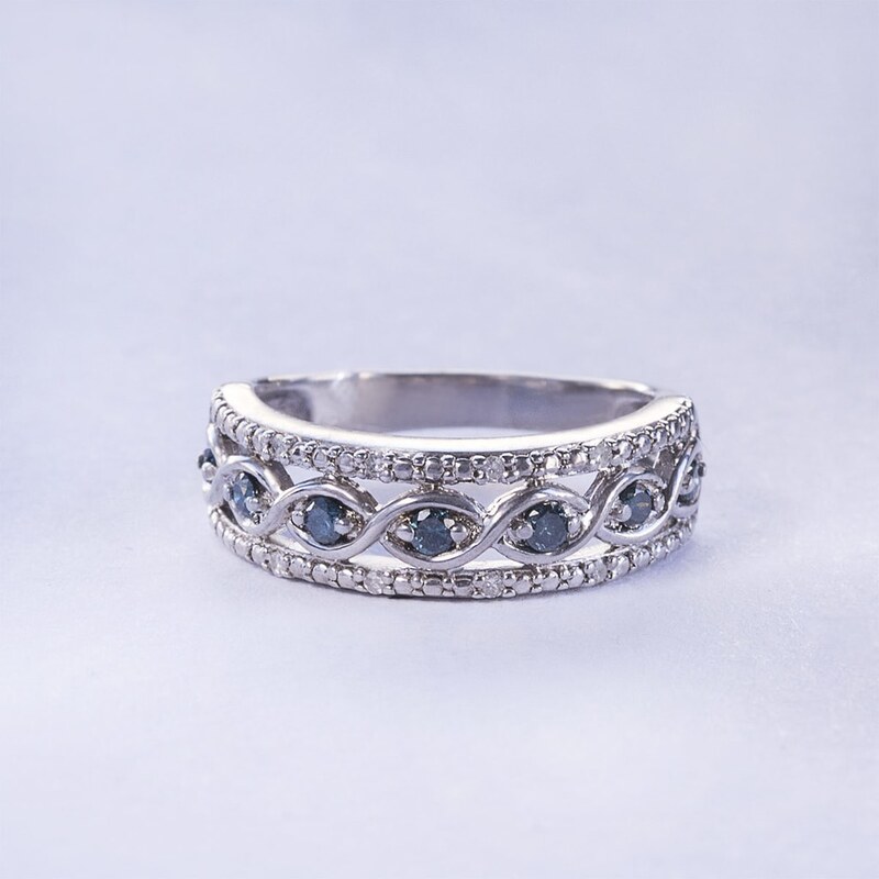 Prsten ze stříbra s modrými a bílými diamanty KLENOTA sil3717