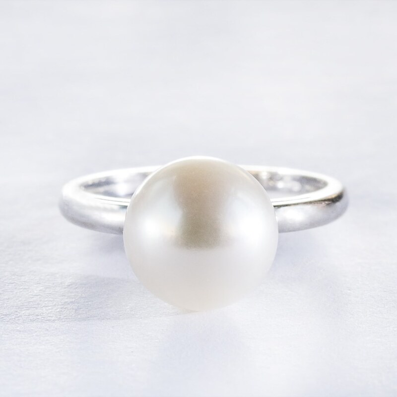 Prsten z bílého zlata s bílou perlou KLENOTA je2686
