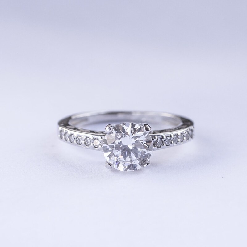 Zlatý zásnubní prsten se zirkonem a diamanty KLENOTA k0017012