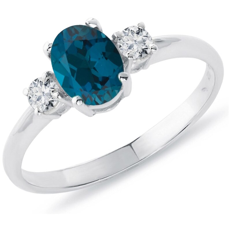 Stříbrný prsten s modrým safírem a bílými zirkony KLENOTA k0230059
