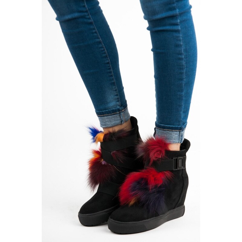 VICES Trendy černé kotníkové boty na klínku s barevným kožíškem