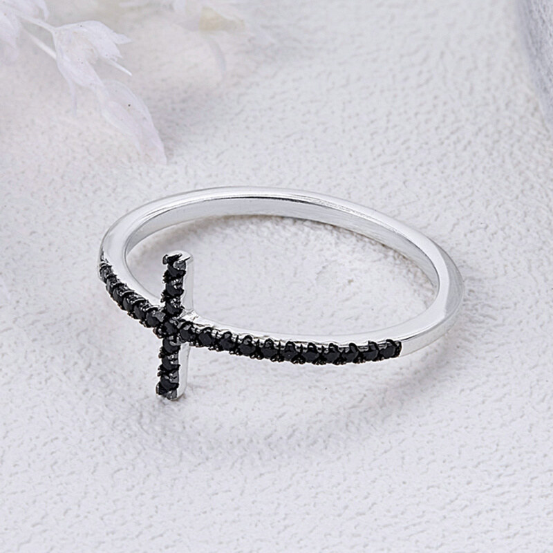 Royal Fashion prsten Třpytivý křížek SCR067